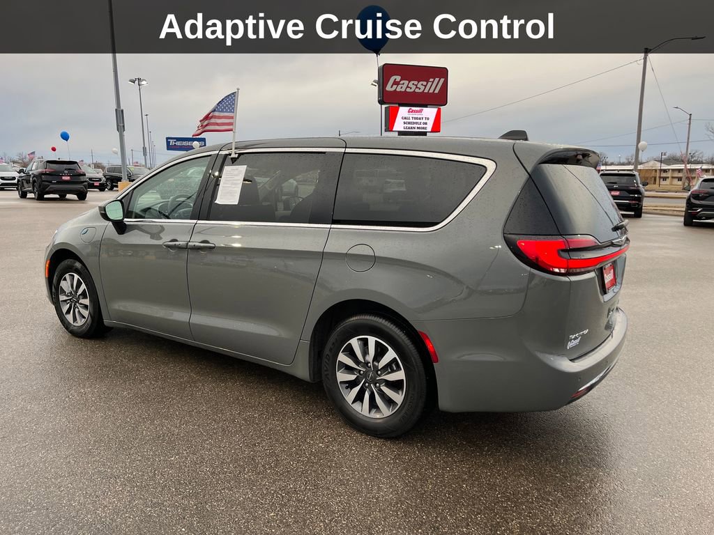 Used 2023 Chrysler Pacifica Touring-L image 3