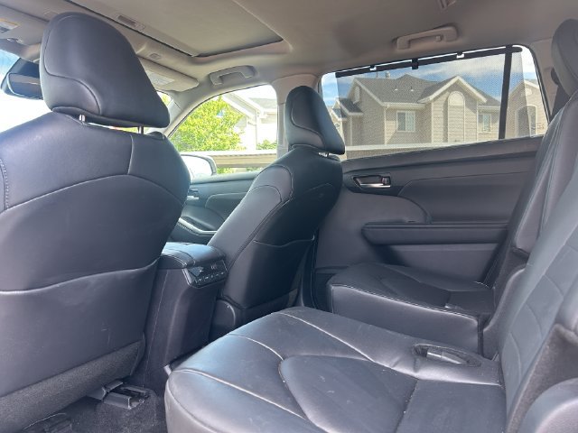 Used 2024 Toyota Highlander XLE FWD image 33