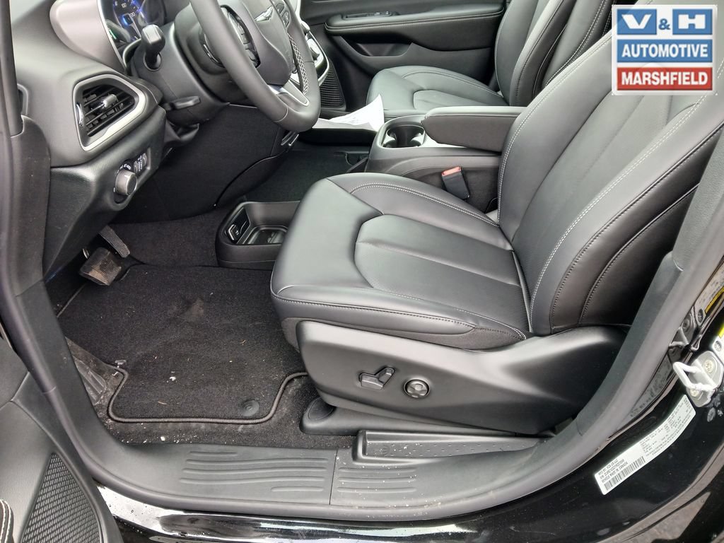 New 2026 Chrysler Voyager LX FWD image 14