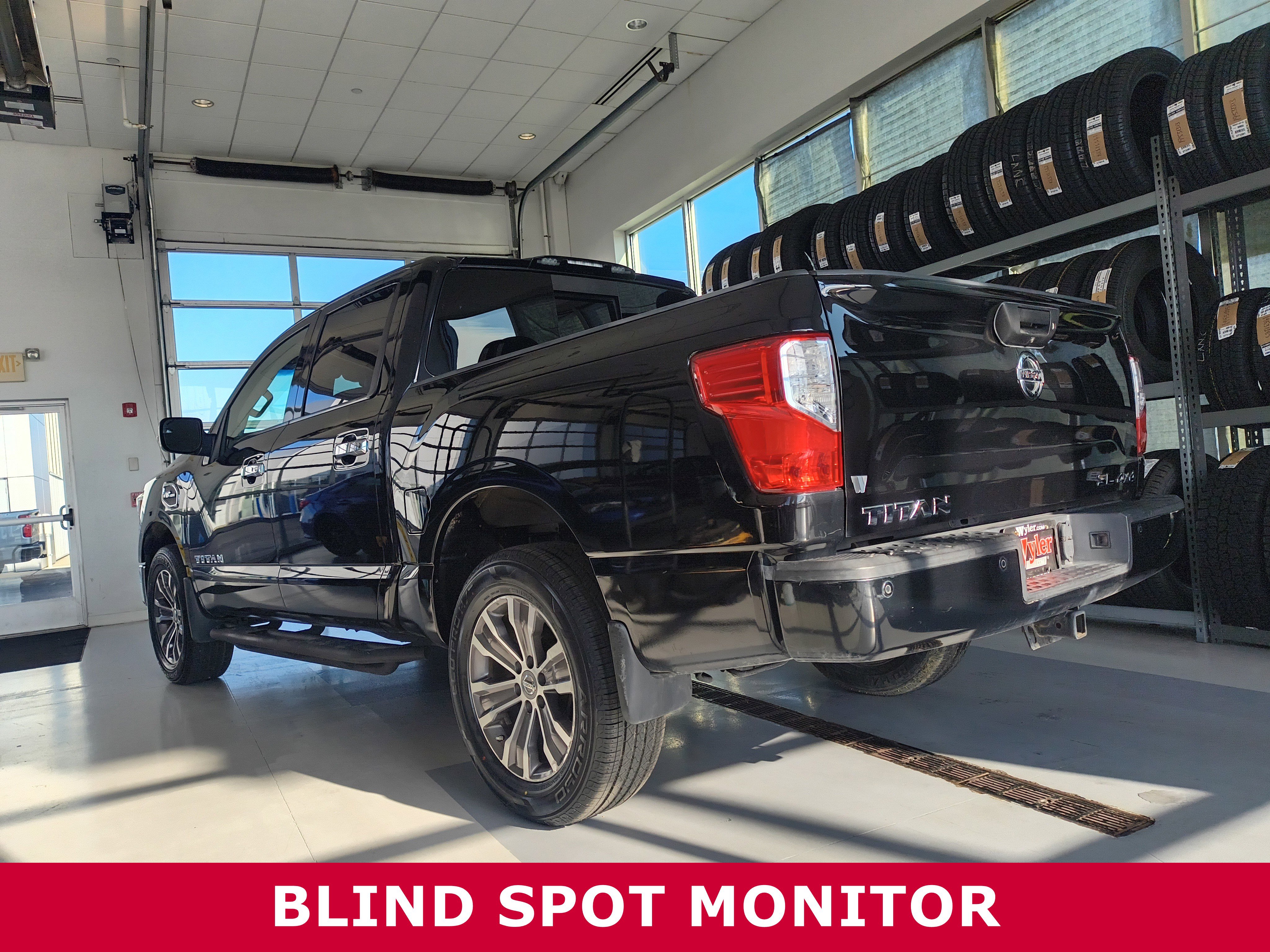 Used 2017 Nissan Titan SL image 3