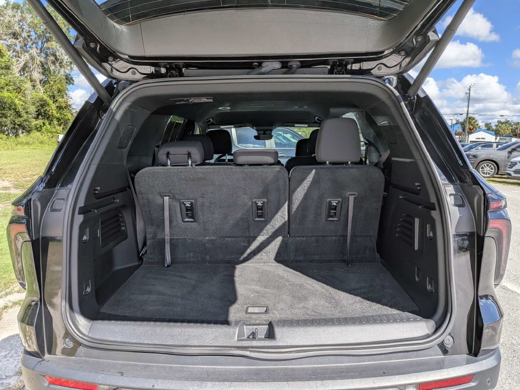 Used 2026 Chevrolet Traverse LT w/ Driver Confidence Package FWD image 12