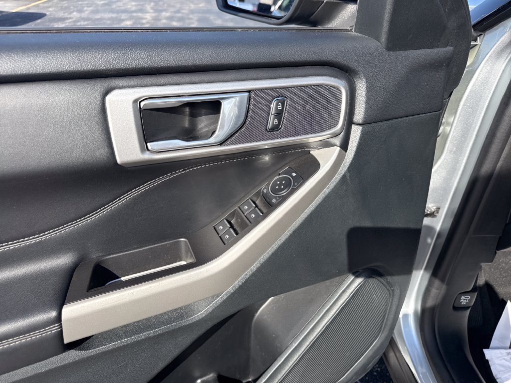 Used 2024 Ford Explorer XLT w/ Equipment Group 202A AWD/4WD image 31