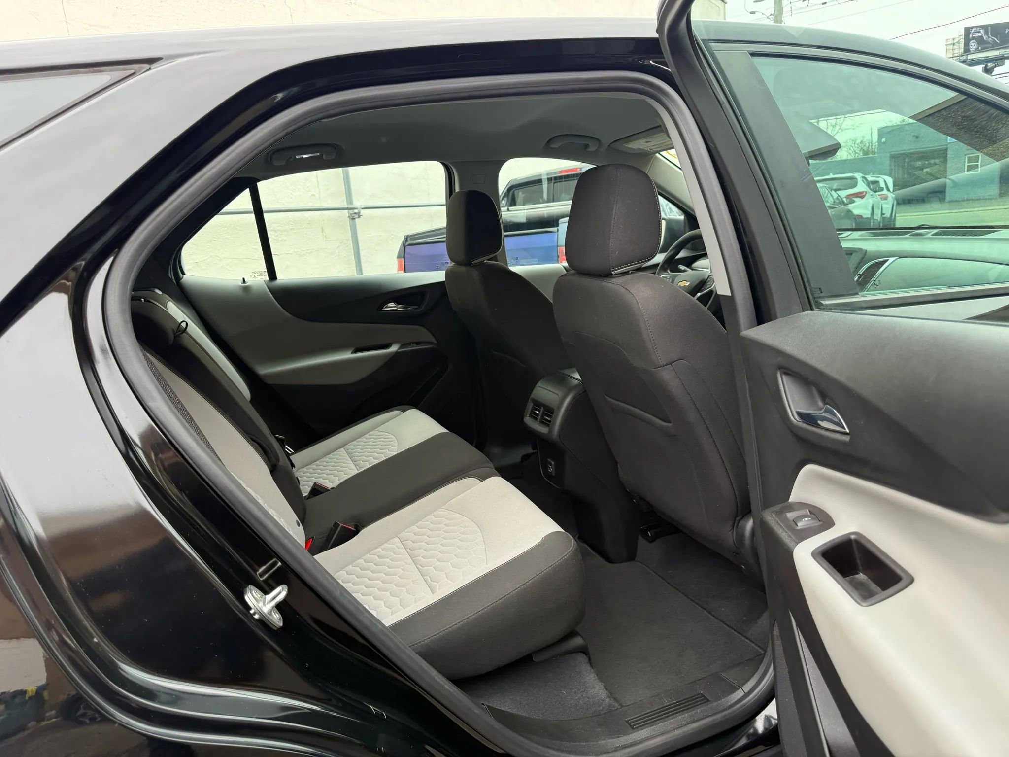 Used 2021 Chevrolet Equinox LS image 27