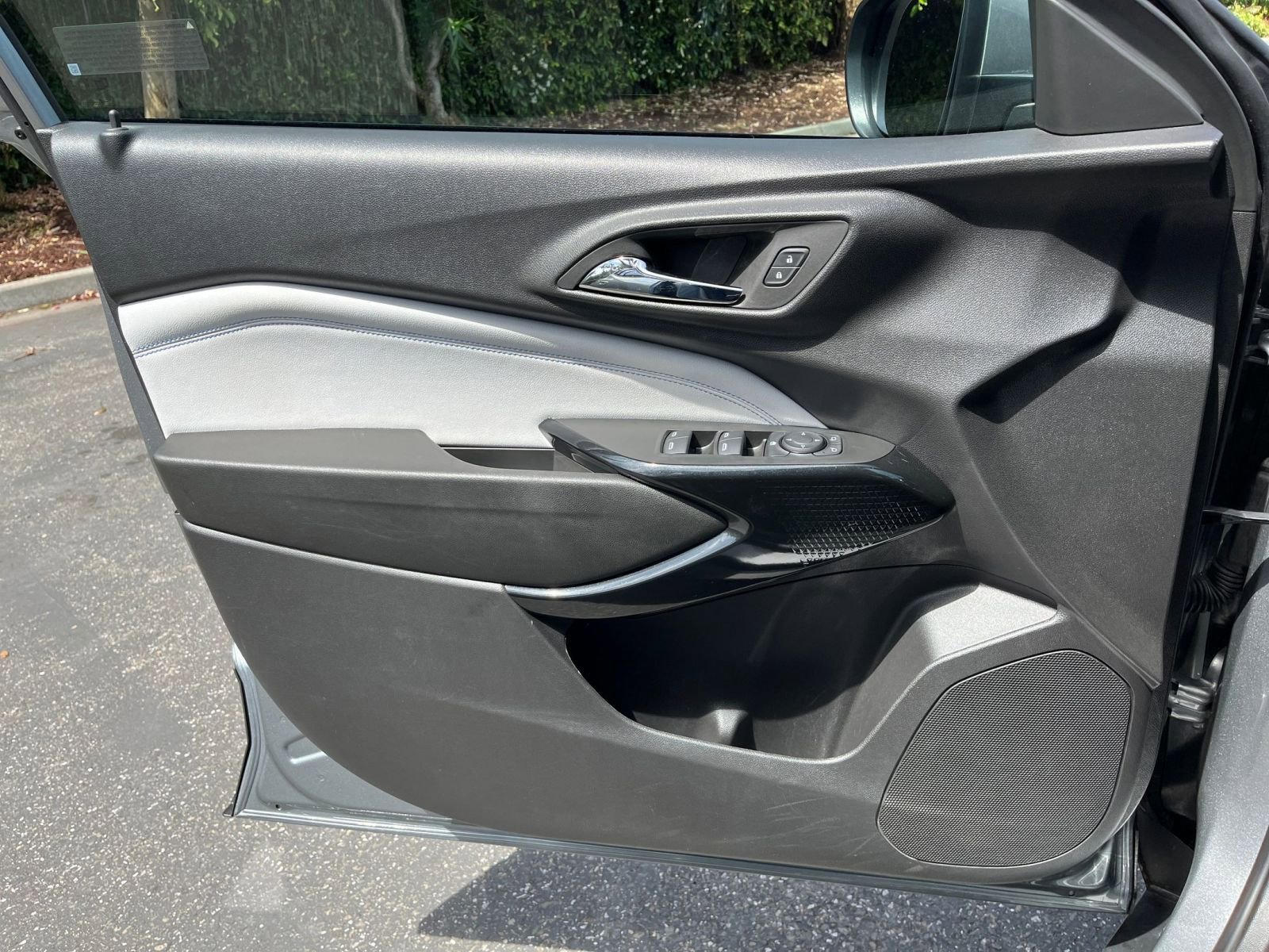 Used 2025 Chevrolet Trax LT w/ LT Convenience Package image 18