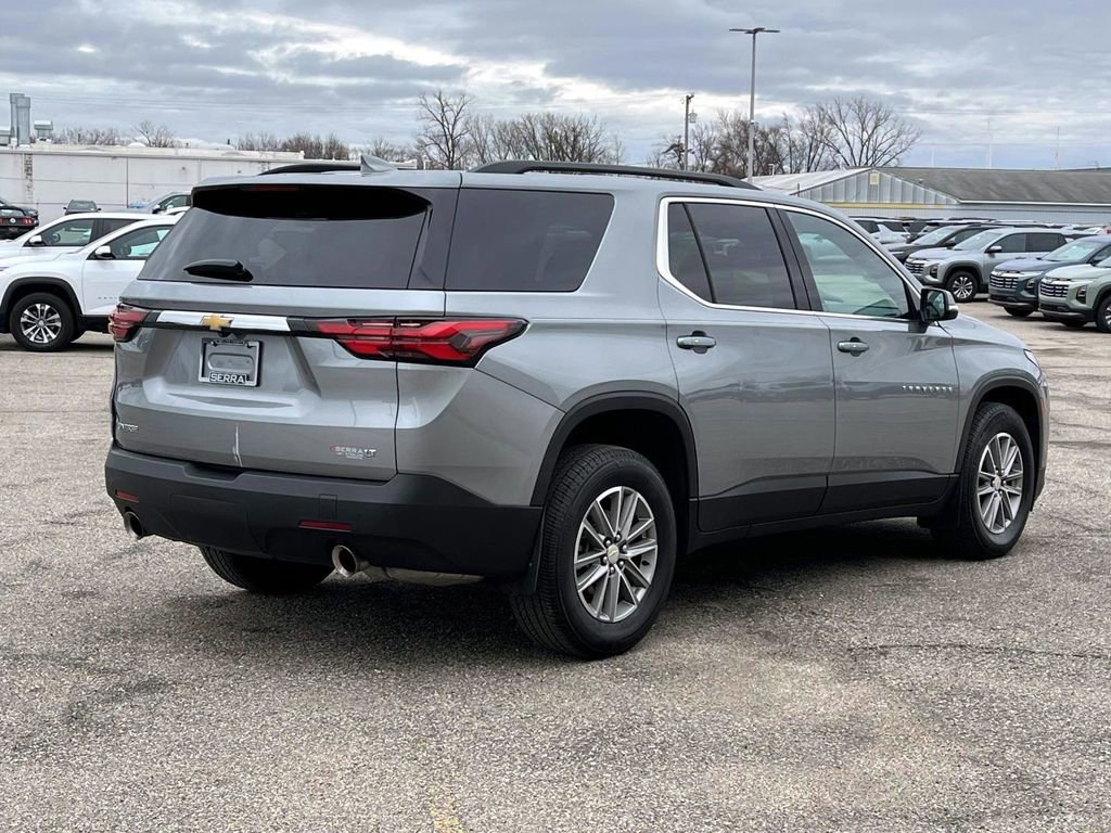 Used 2023 Chevrolet Traverse LT image 3