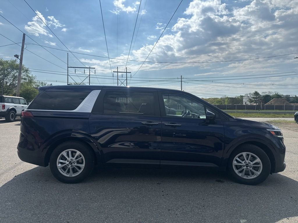 Used 2024 Kia Carnival LX FWD image 4