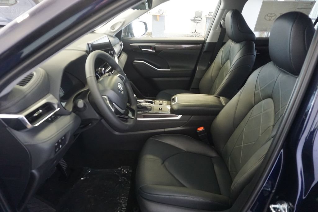 New 2026 Toyota Highlander Platinum image 25