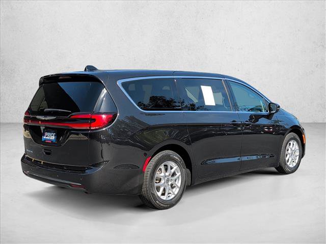 Used 2023 Chrysler Pacifica Touring-L image 5