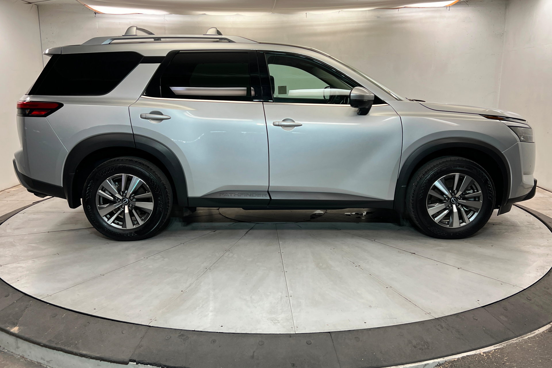 Used 2025 Nissan Pathfinder SL FWD image 7