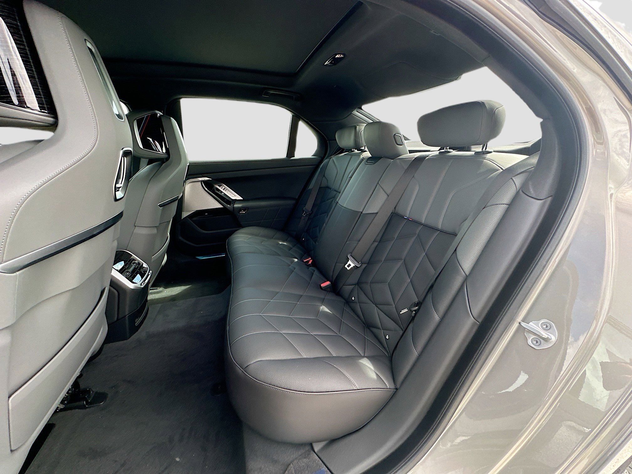 Used 2025 BMW 760i xDrive w/ Executive Package image 25