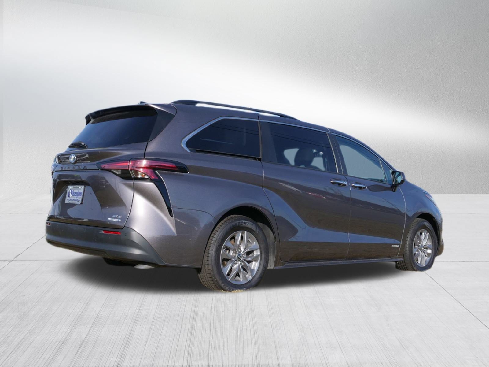 Used 2021 Toyota Sienna XLE FWD image 3