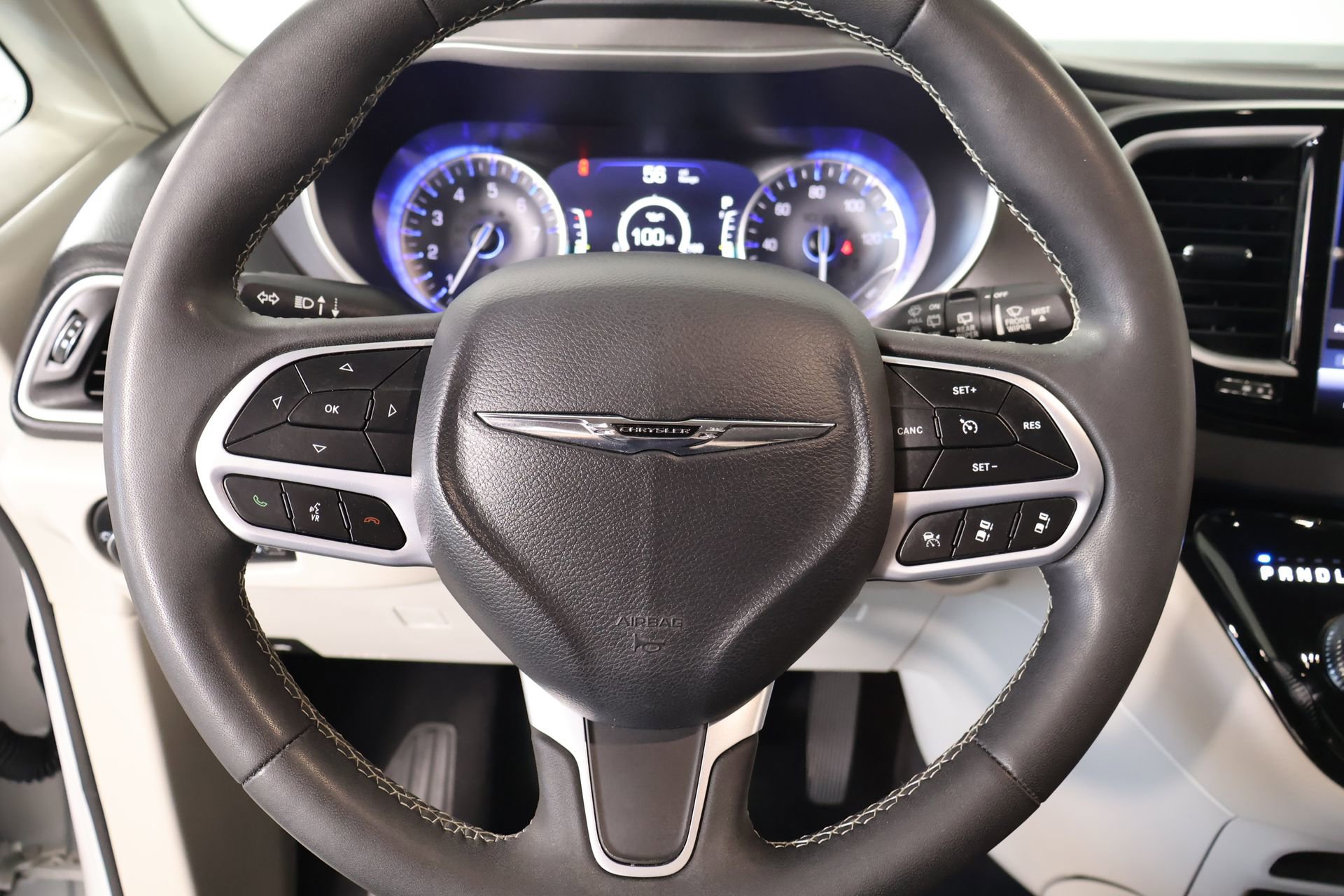 Used 2023 Chrysler Pacifica Touring-L image 3
