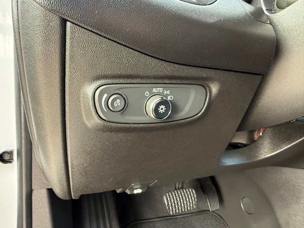 Used 2019 Chevrolet Equinox LT FWD image 18