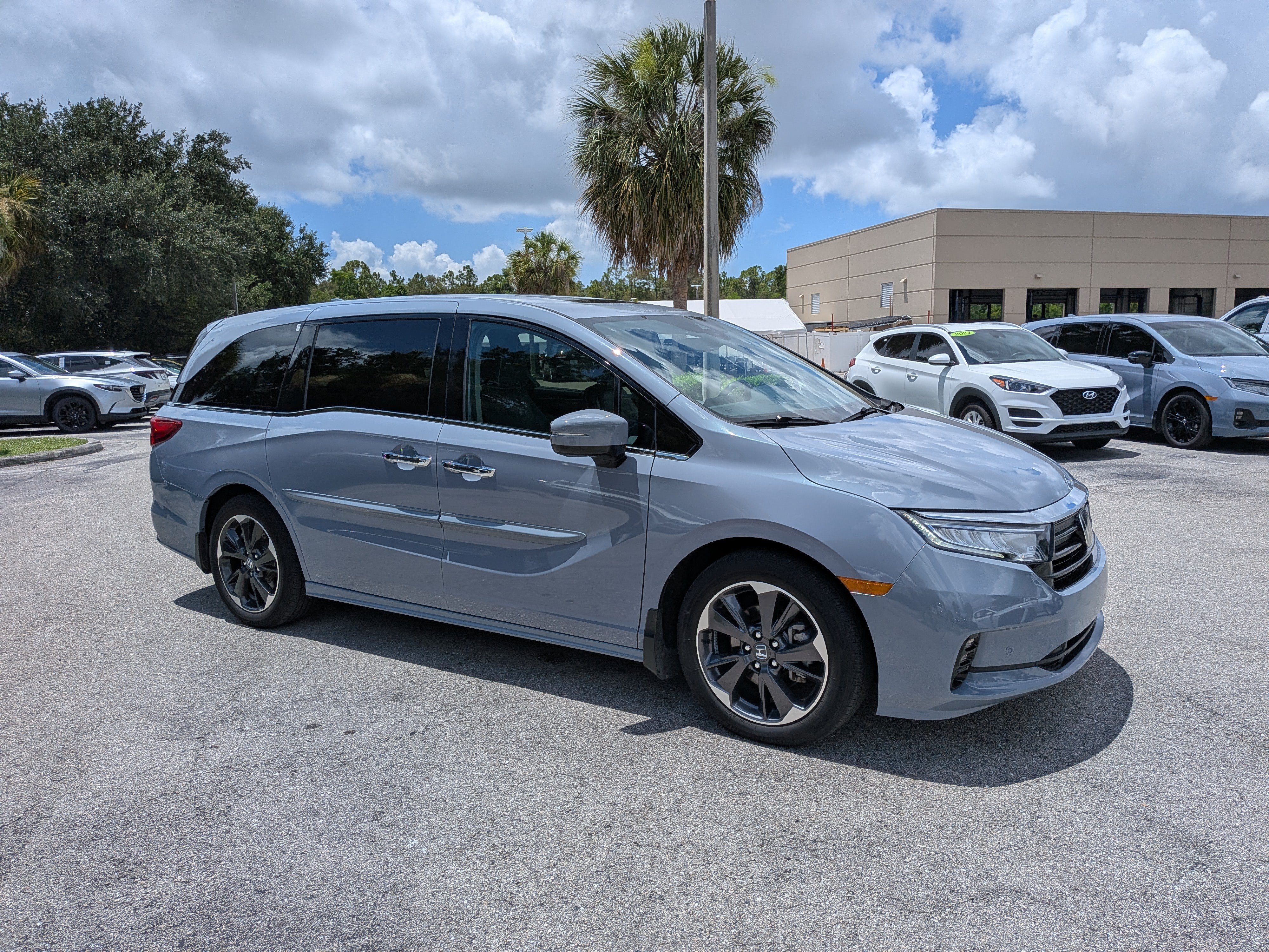 Used 2023 Honda Odyssey Elite image 2