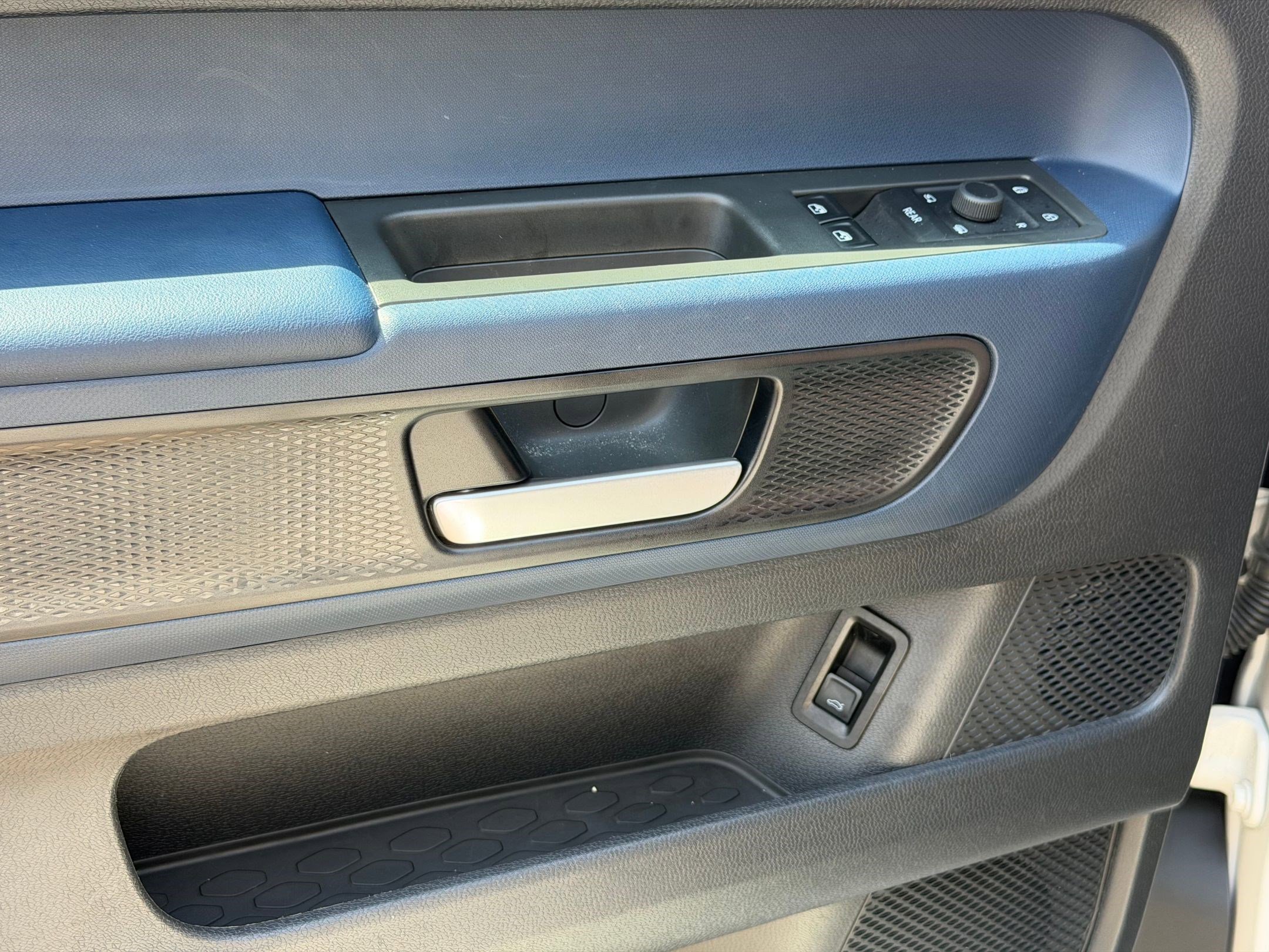 Used 2025 Volkswagen ID. Buzz Pro S RWD image 13