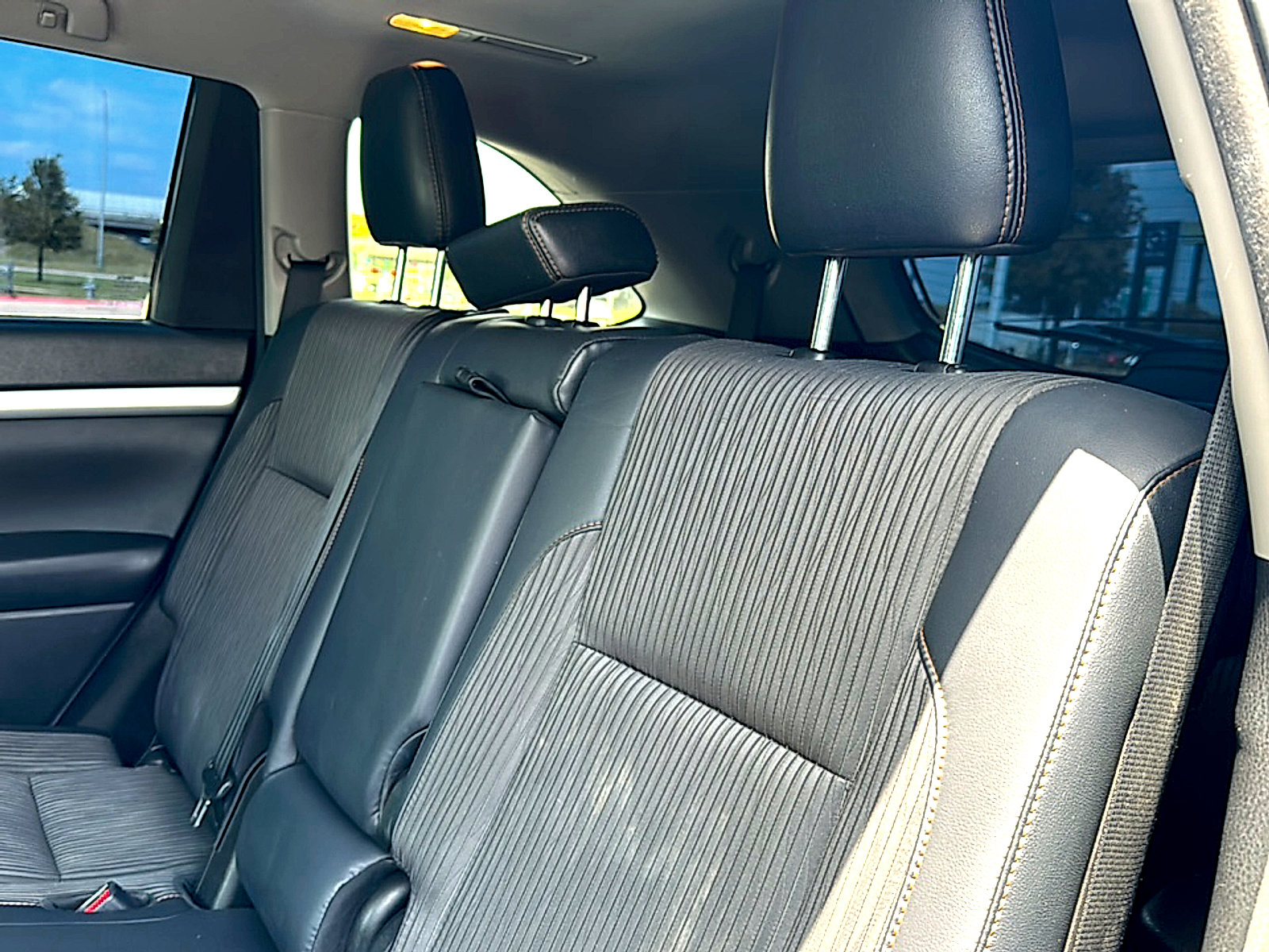 Used 2018 Toyota Highlander Plus FWD image 19