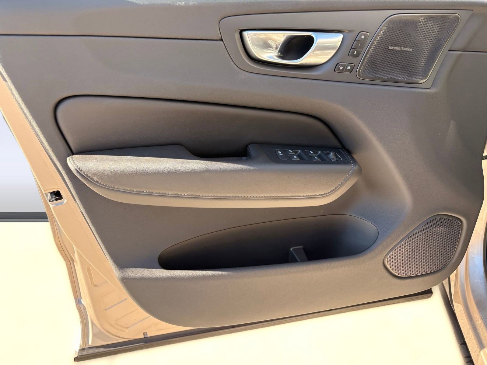 Certified 2023 Volvo XC60 B5 Ultimate image 16