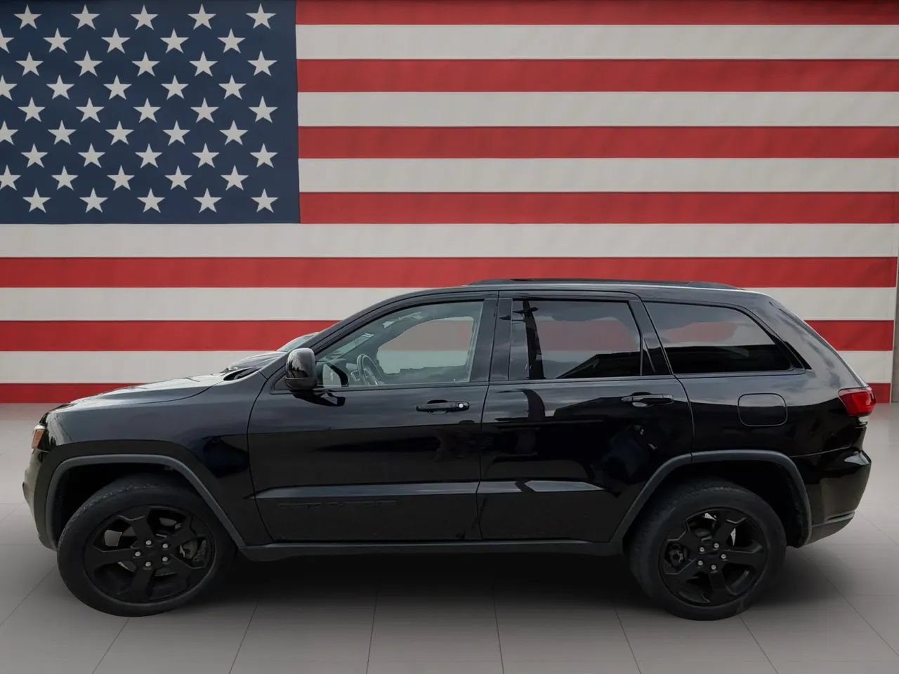 Used 2019 Jeep Grand Cherokee Laredo AWD/4WD image 4