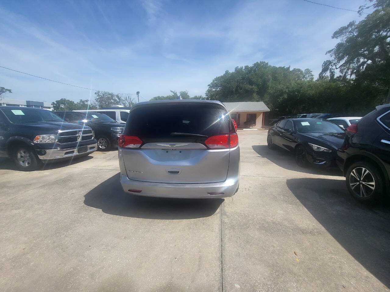 Used 2017 Chrysler Pacifica Touring w/ Tire & Wheel Group FWD image 30