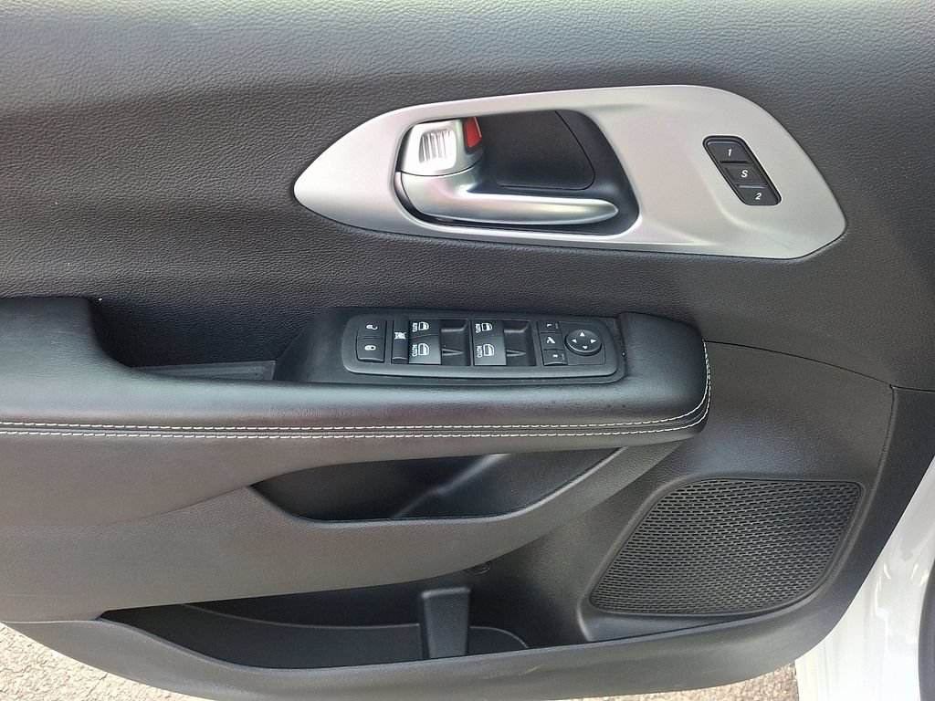 Used 2026 Chrysler Pacifica Limited FWD image 16