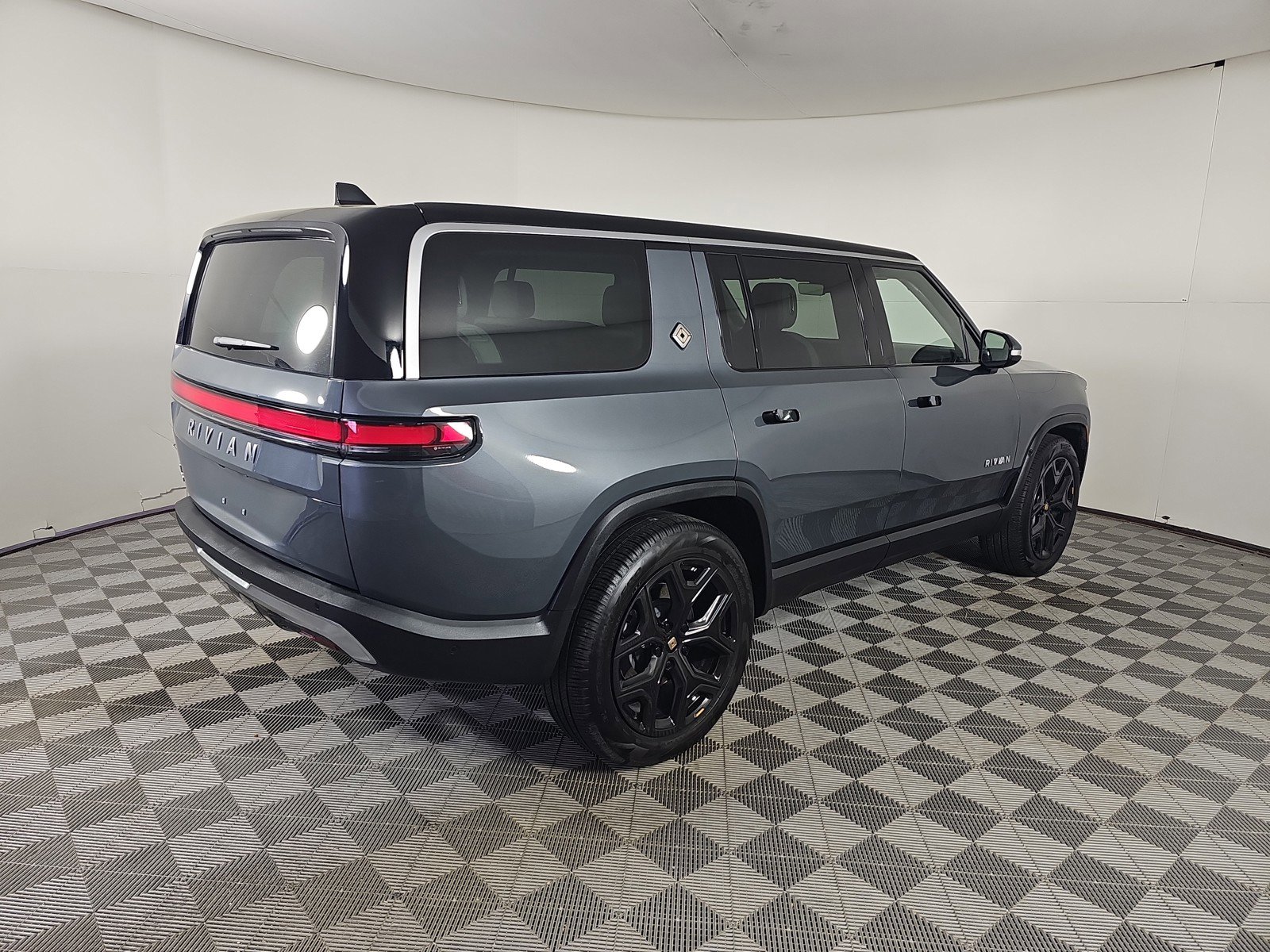 Used 2024 Rivian R1S Adventure image 5