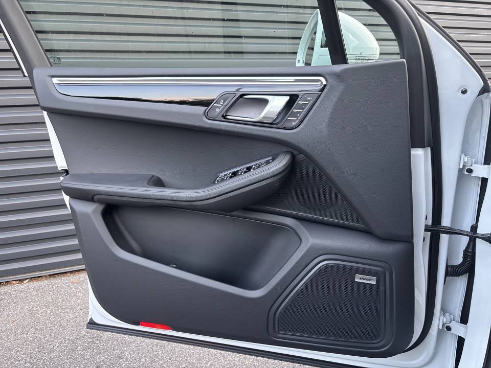 Certified 2025 Porsche Macan S AWD/4WD image 21