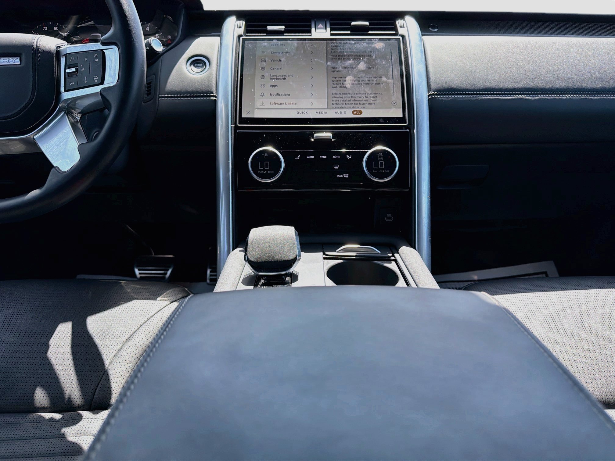 Certified 2025 Land Rover Discovery Metropolitan Edition AWD/4WD image 20
