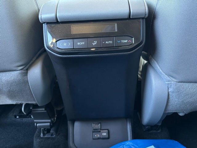 Used 2024 Toyota Highlander LE image 16