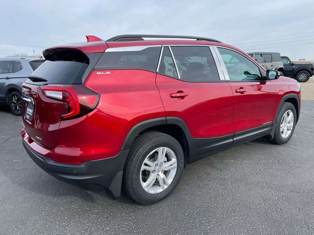 Used 2022 GMC Terrain SLE w/ Driver Convenience Package image 4
