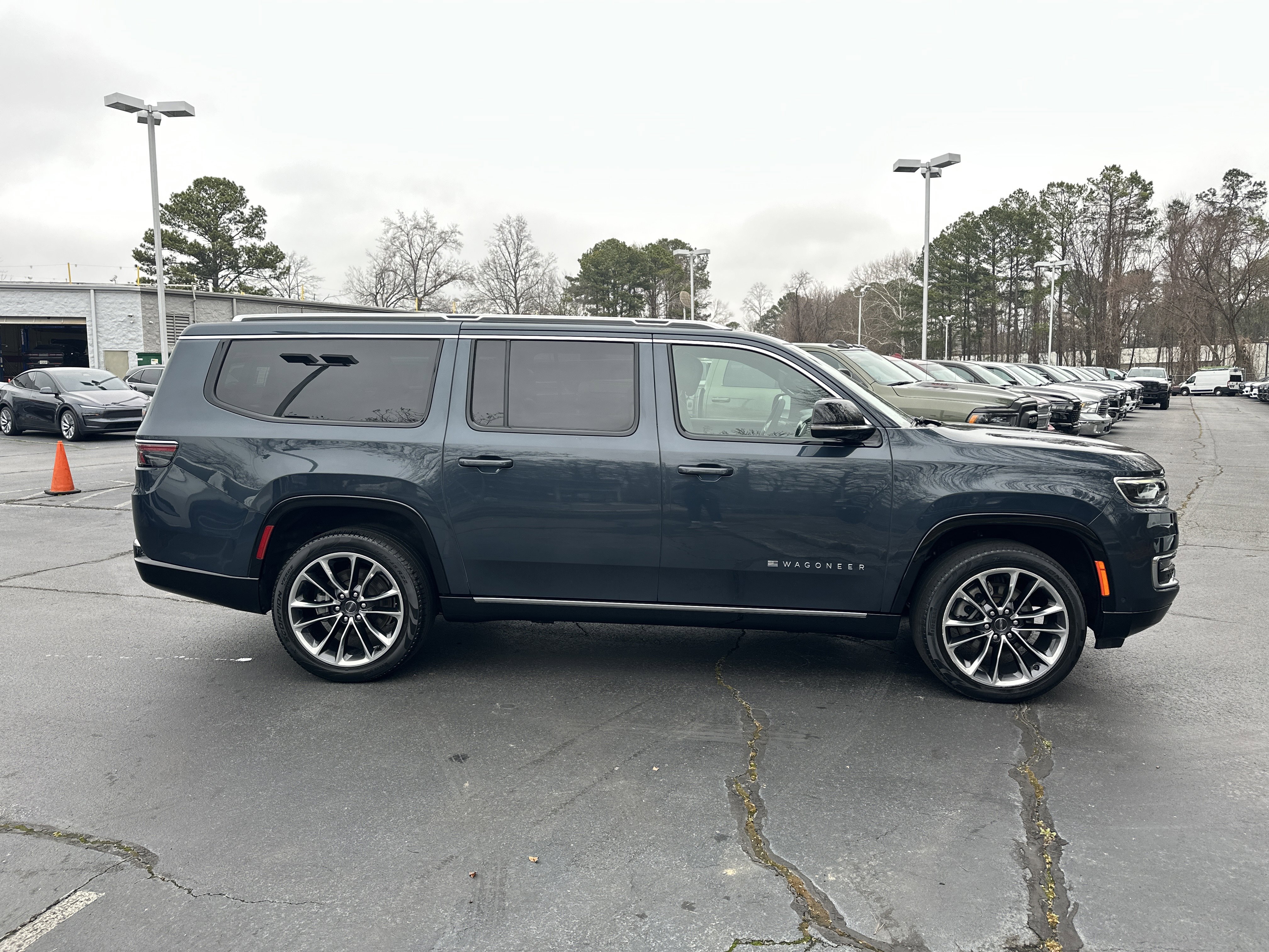 Used 2024 Jeep Wagoneer L Series III w/ Premium Group I image 10