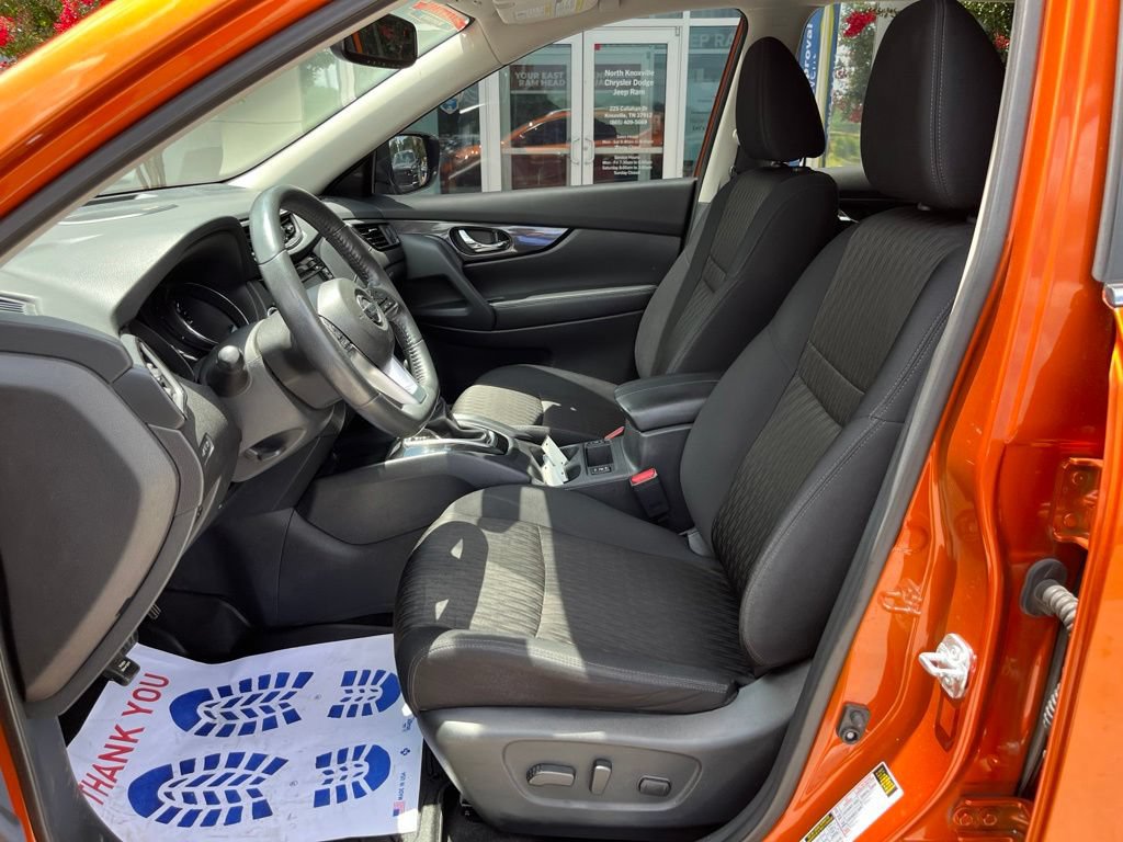 Used 2017 Nissan Rogue SV AWD/4WD image 4