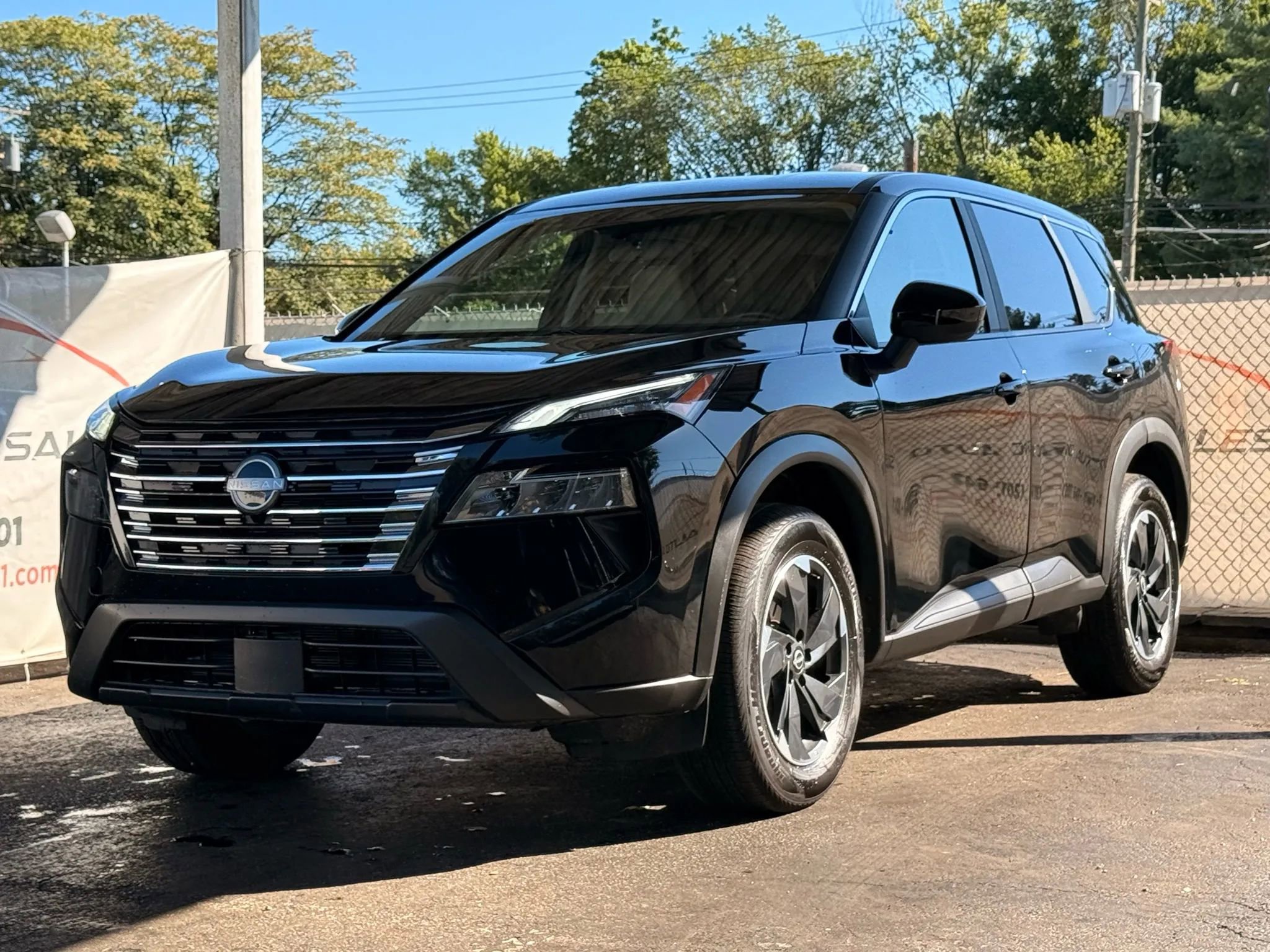 Used 2025 Nissan Rogue SV image 3