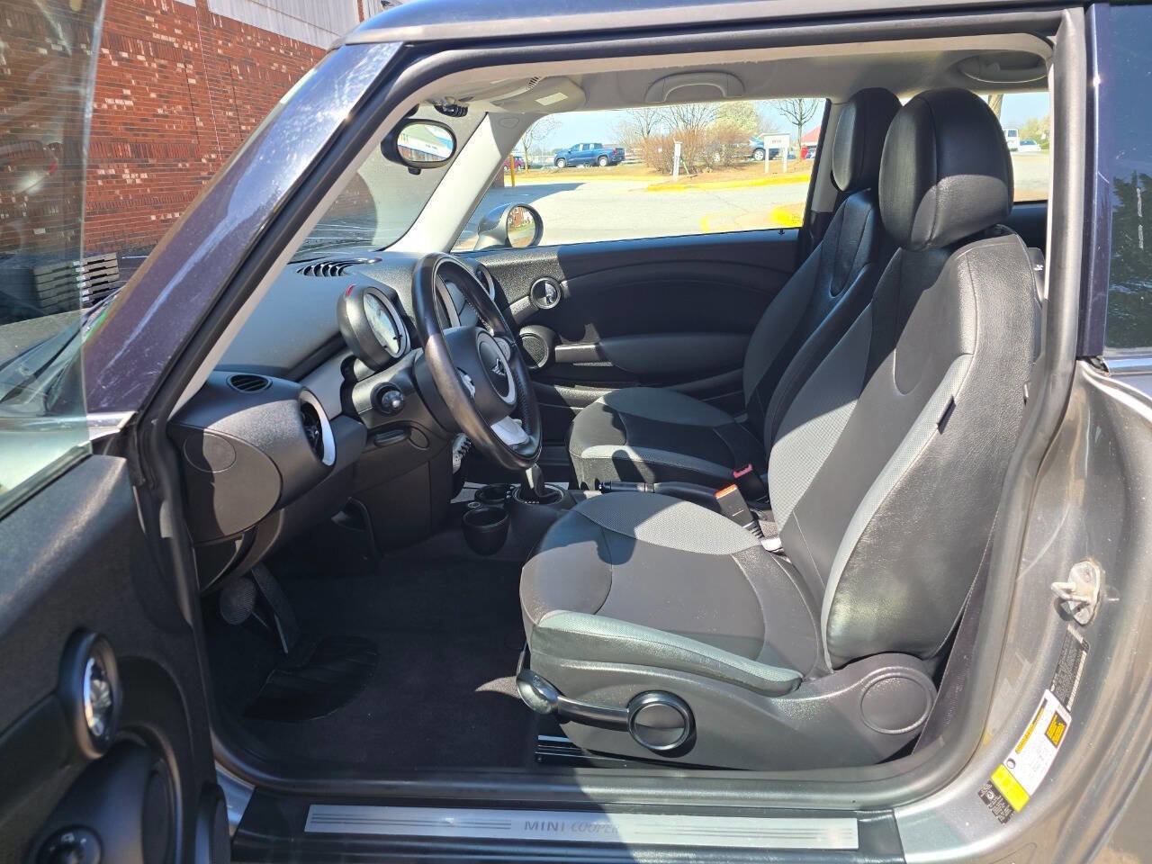 Used 2010 MINI Cooper Hardtop image 7