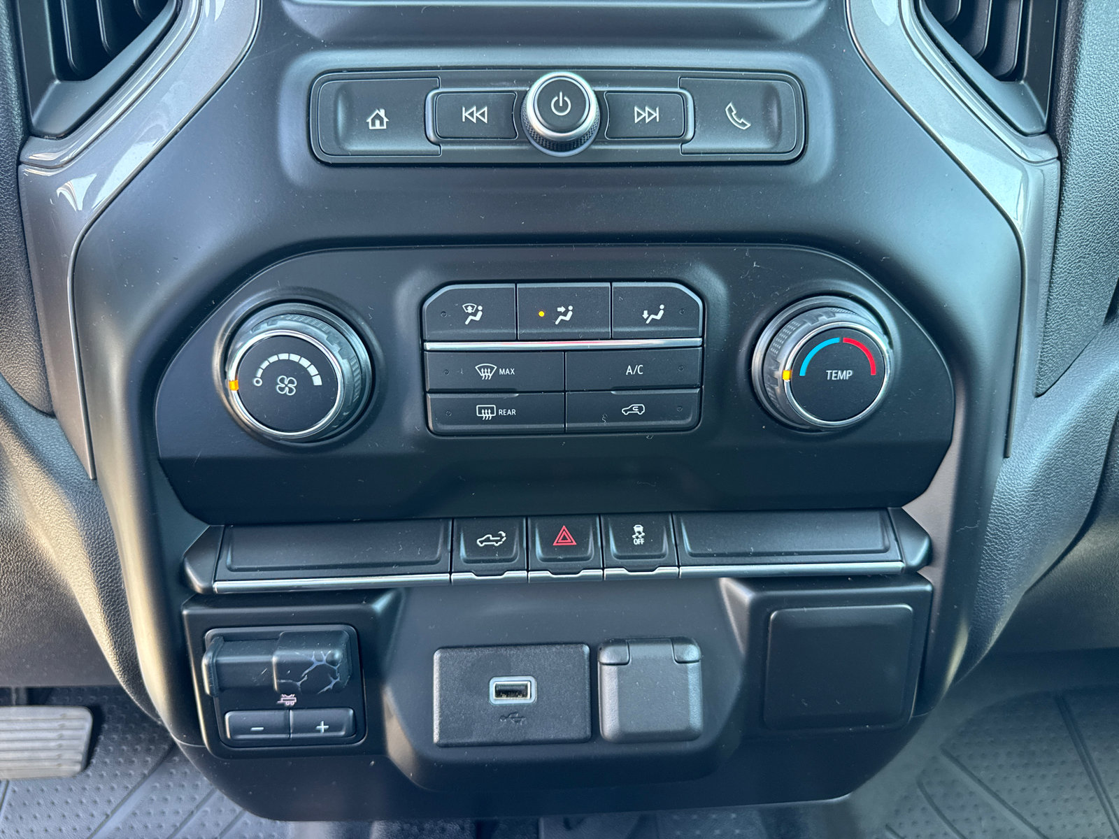 Used 2020 Chevrolet Silverado 1500 Custom w/ Custom Max Trailering Package AWD/4WD image 12