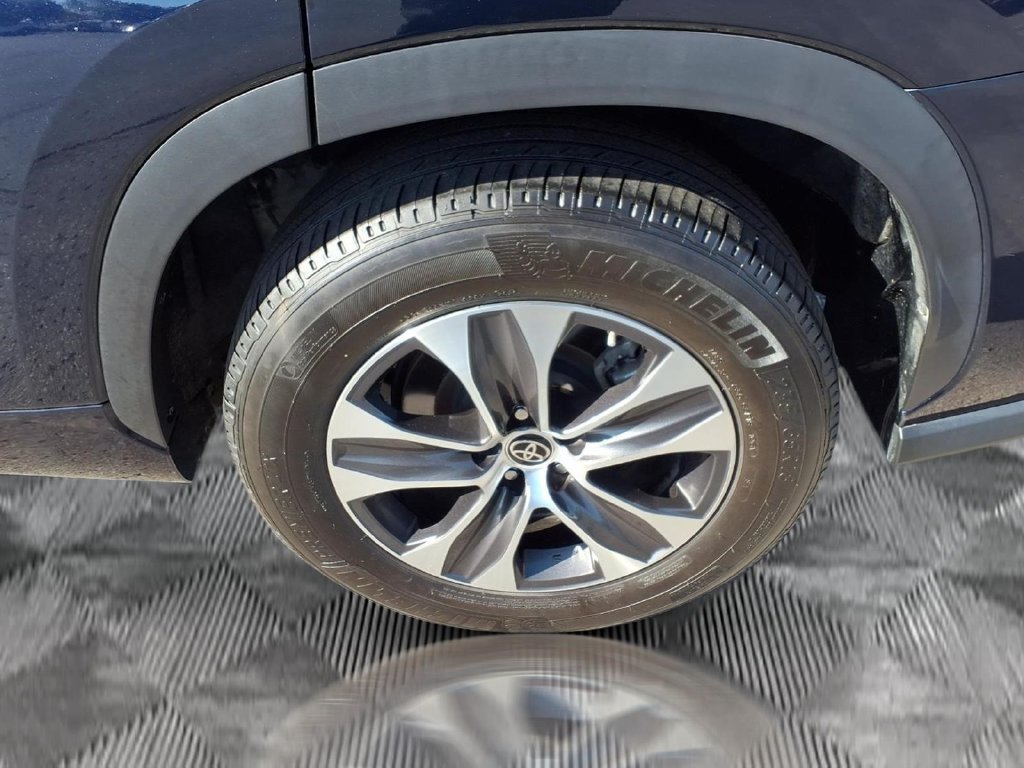 Used 2022 Toyota Highlander XLE FWD image 27