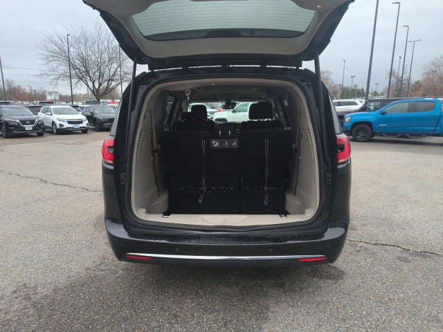 Used 2021 Chrysler Pacifica Touring image 14