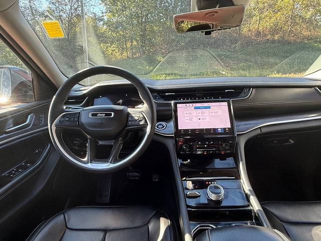 Used 2023 Jeep Grand Cherokee L Limited w/ Luxury Tech Group II image 10