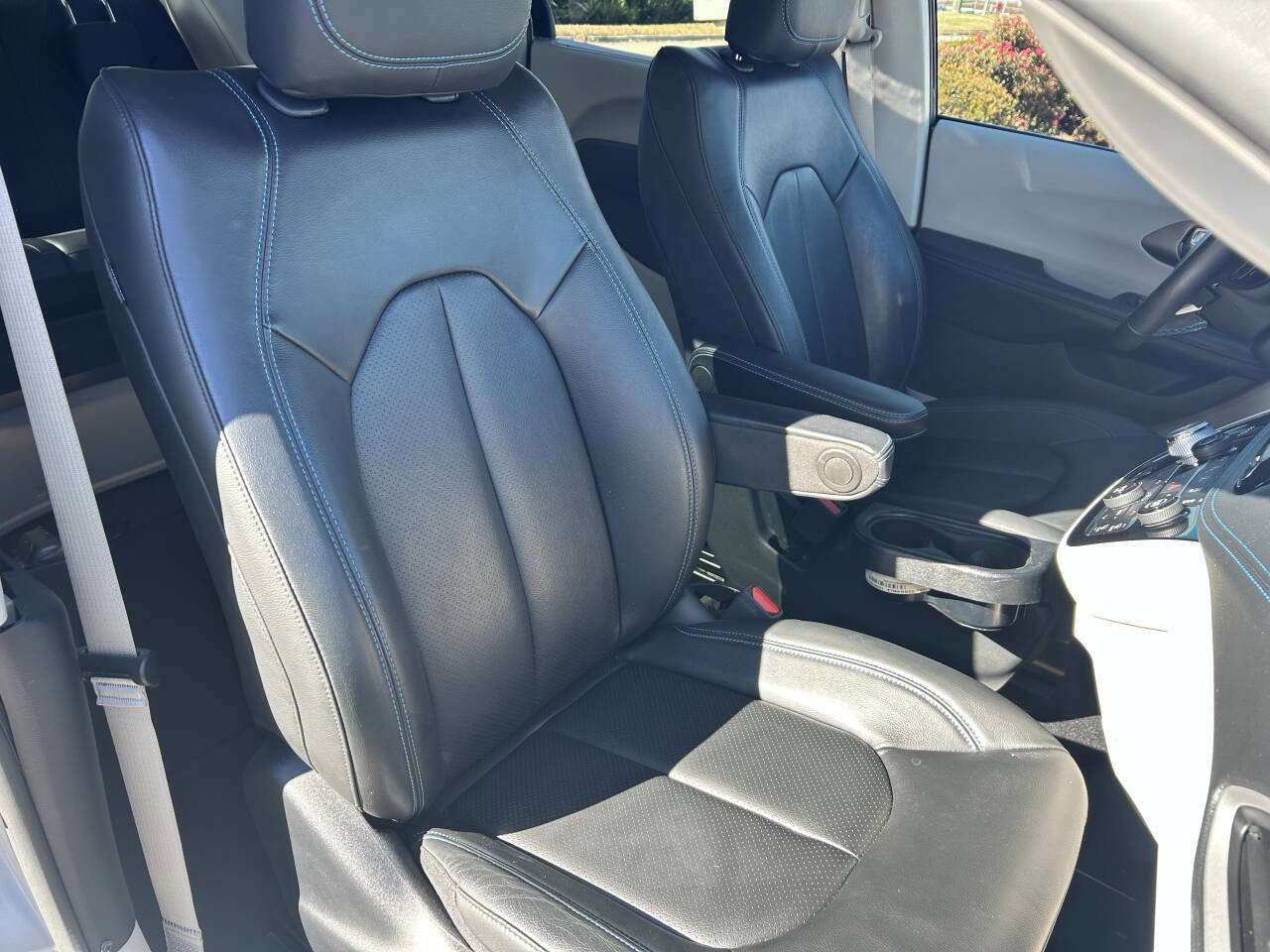 Used 2021 Chrysler Pacifica Touring-L w/ Premium & Safety Sphere Group image 28