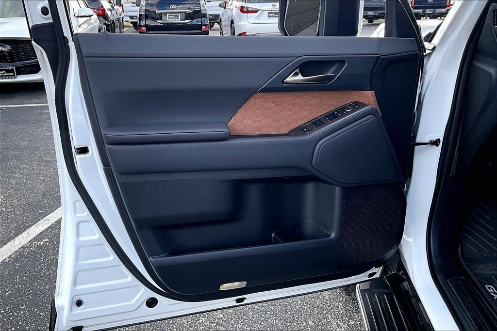 Used 2025 Lexus GX 550 w/ Accessory Package (2T) AWD/4WD image 25