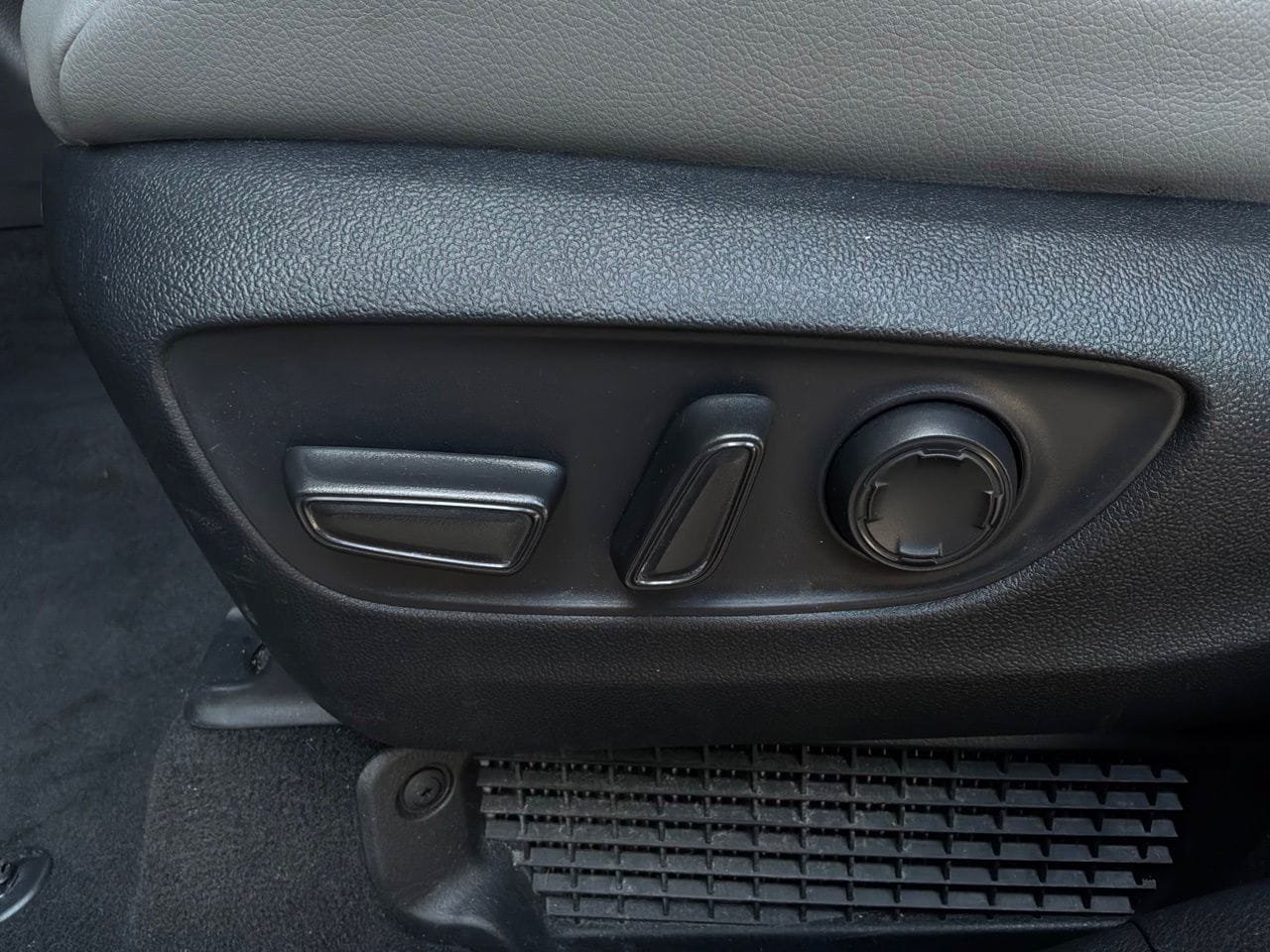 Used 2026 Toyota Sienna XLE FWD image 11