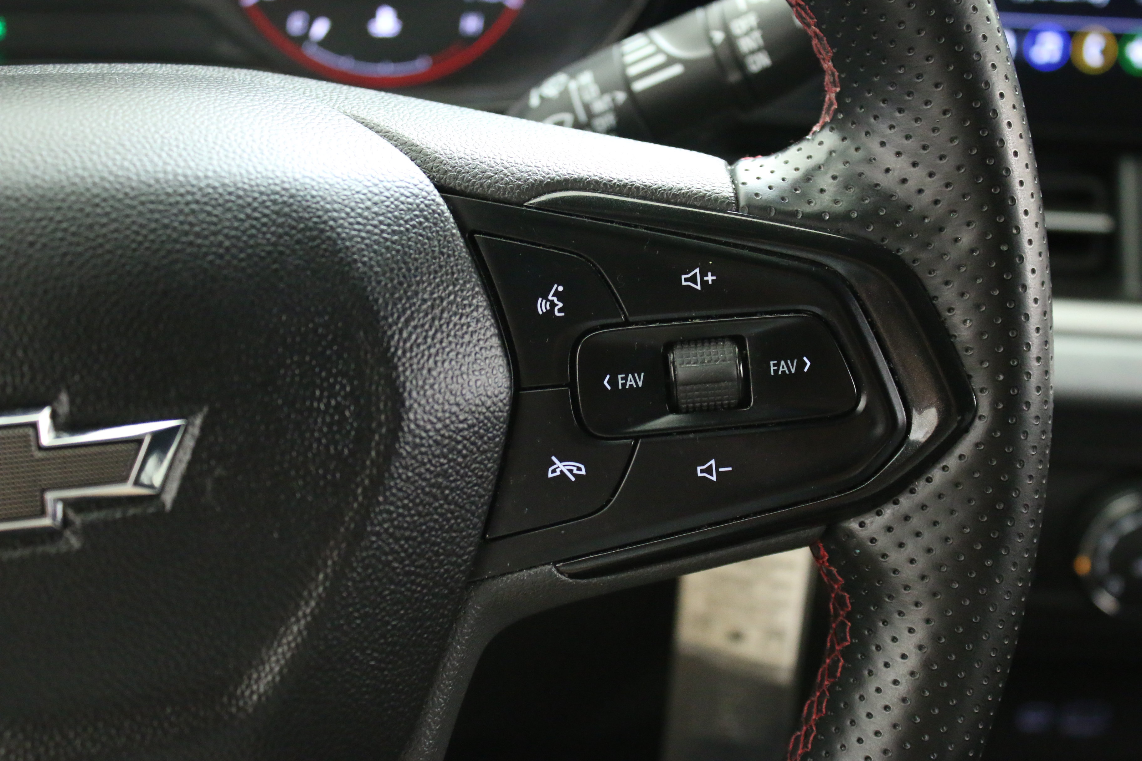 Certified 2024 Chevrolet Trax RS w/ Driver Confidence Package FWD image 16