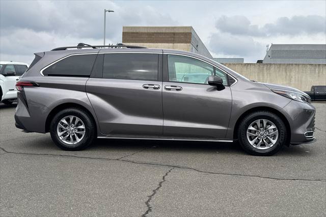 Certified 2022 Toyota Sienna XLE w/ XLE Plus Package FWD image 6
