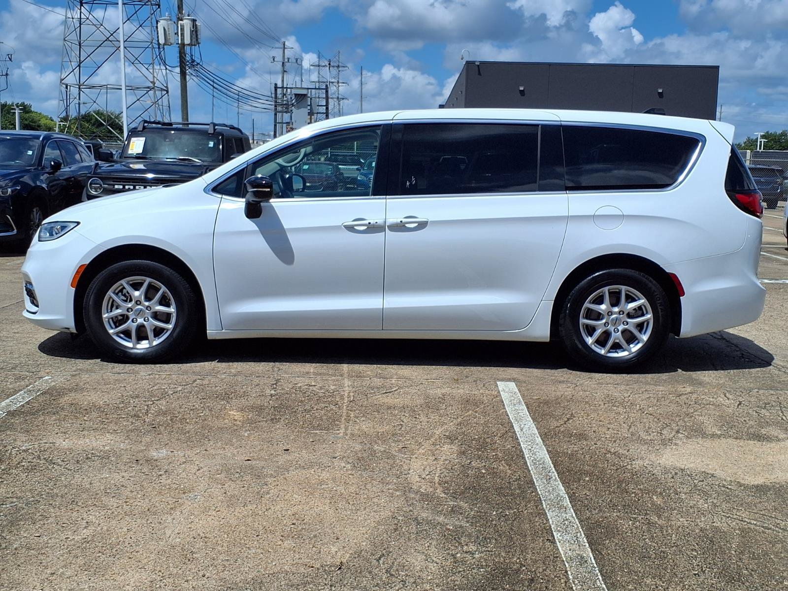 Used 2024 Chrysler Pacifica Touring-L FWD image 26