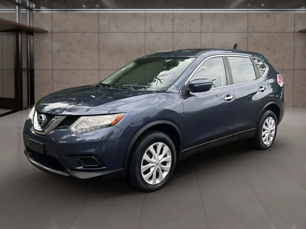 Used 2015 Nissan Rogue S image 2
