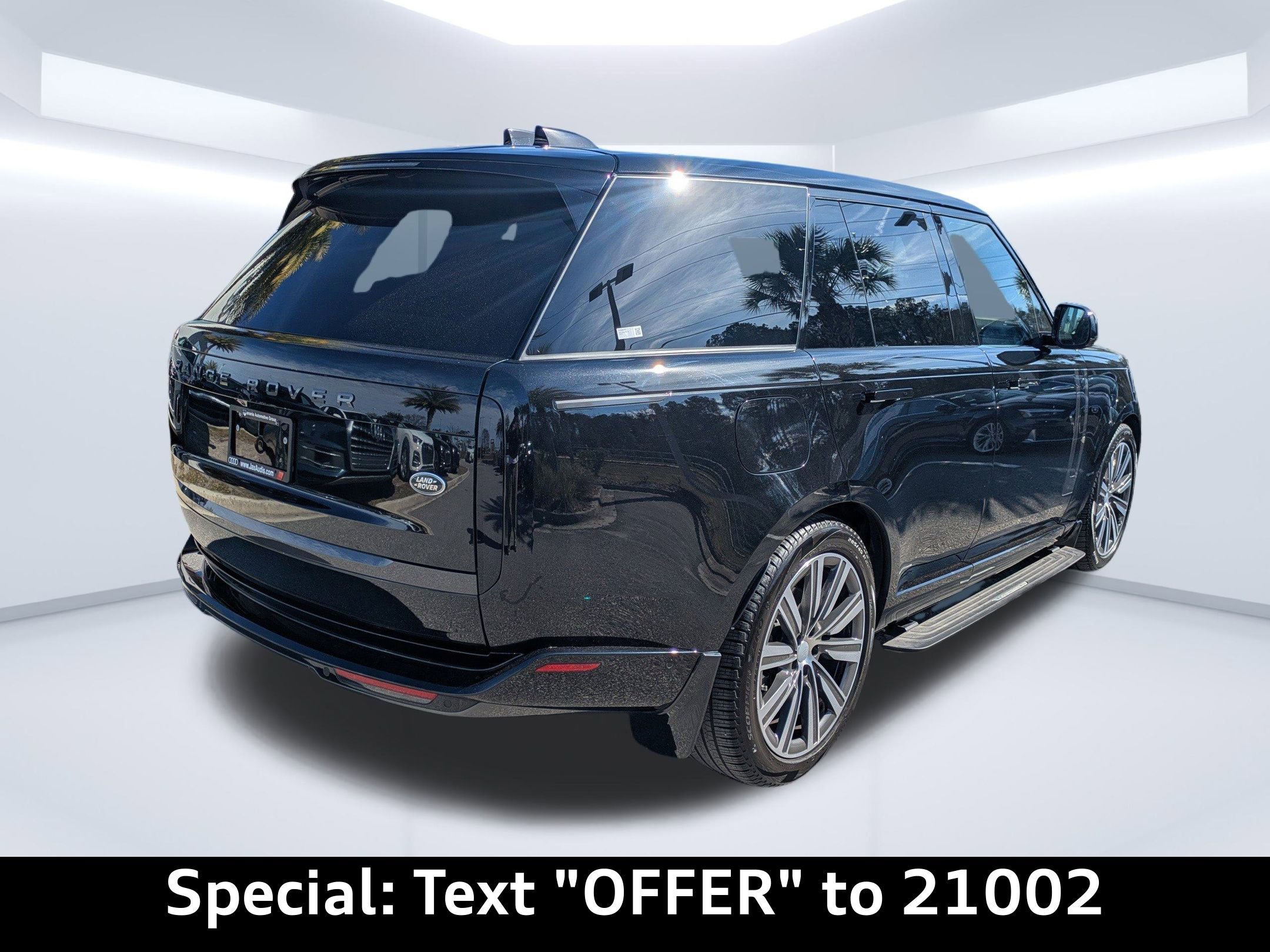 Used 2023 Land Rover Range Rover SE image 2