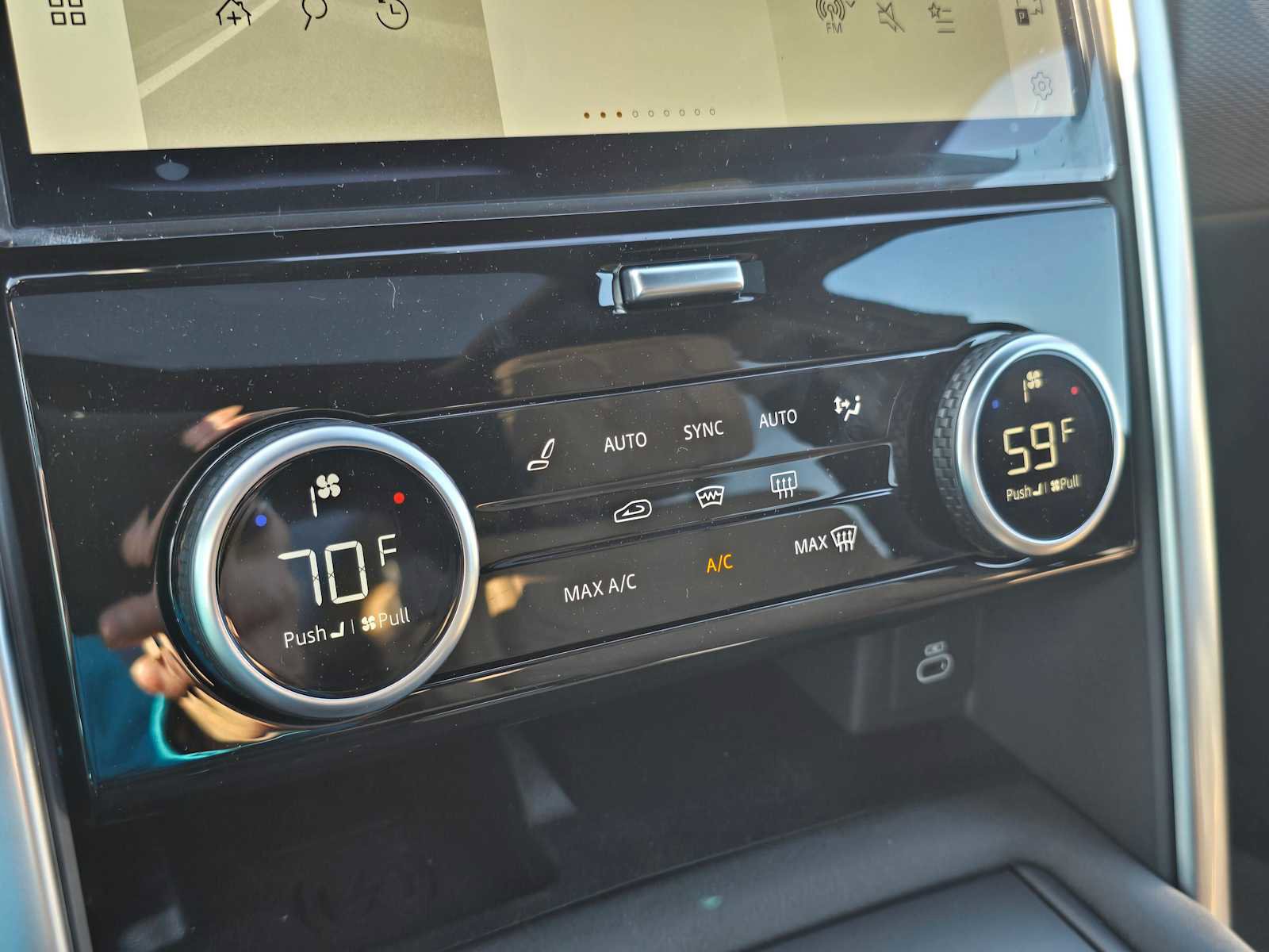 New 2025 Land Rover Discovery Dynamic SE image 28