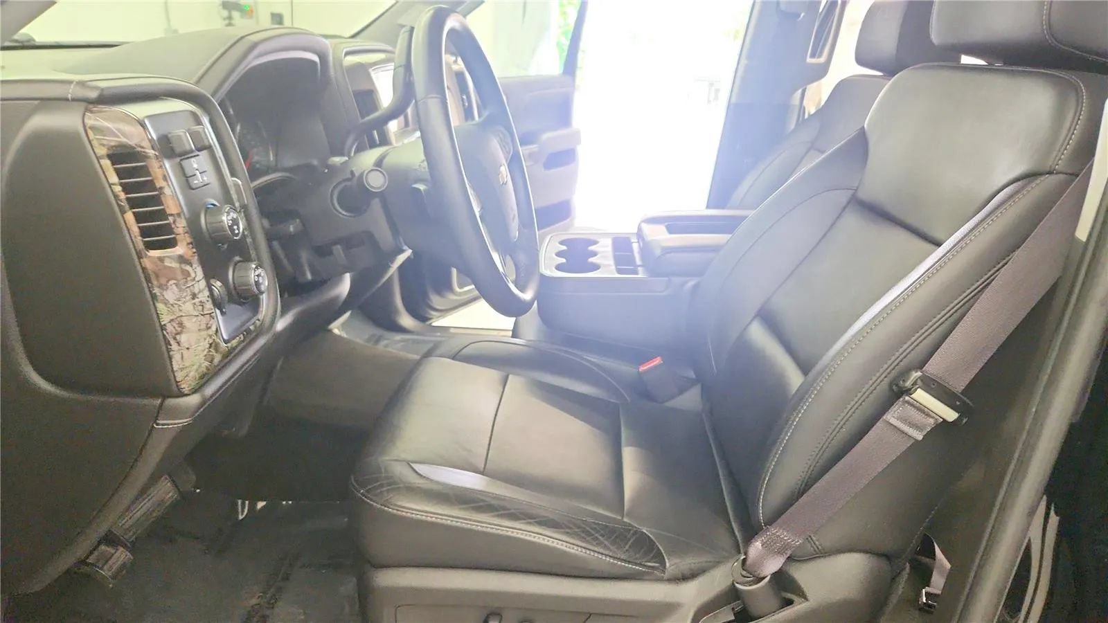 Used 2017 Chevrolet Silverado 1500 LTZ Z71 w/ Realtree Edition AWD/4WD image 23