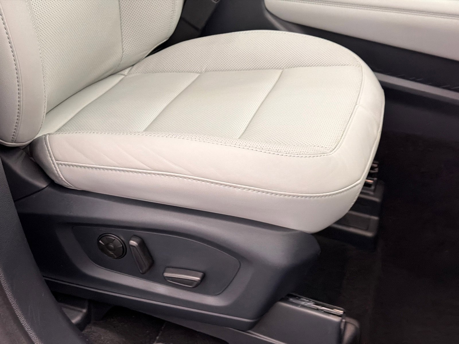 Used 2025 Ford Explorer Platinum w/ Ultimate Package image 12