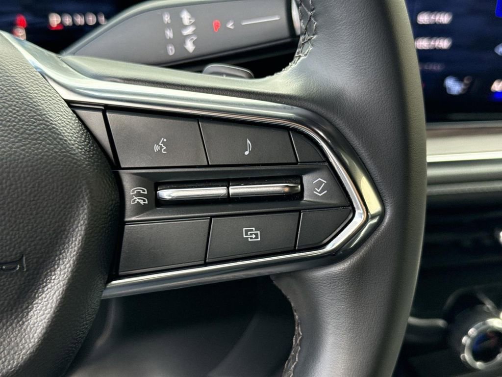 Used 2025 Chevrolet Suburban Z71 image 34