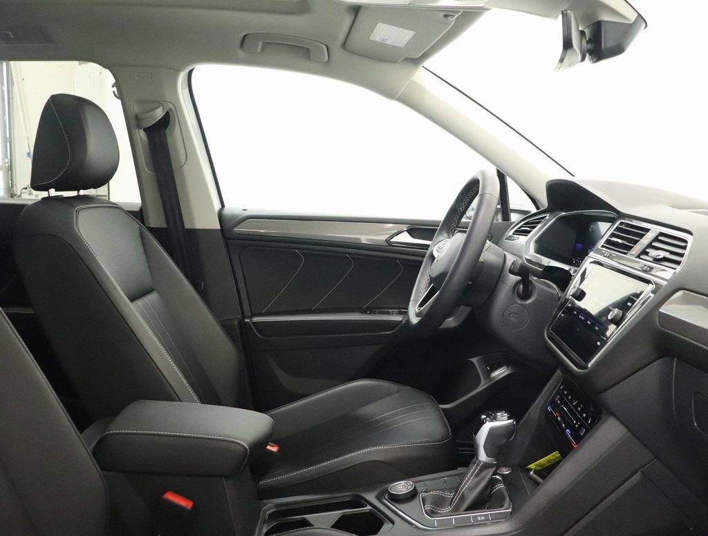 Used 2024 Volkswagen Tiguan SE w/ Panoramic Sunroof Package image 21